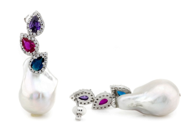 Срібні сережки-пусети висячі з бароковими перлами та кольоровими фіанітами СС12079, Білий|Кольоровий