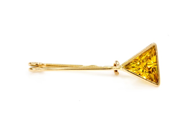 Золотая булавка с желтым фианитом треугольник KI18014, Белый