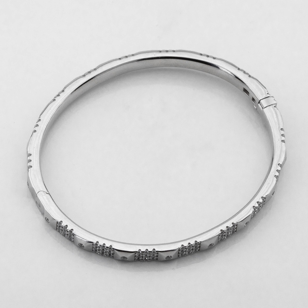 Жесткий серебряный браслет Квадратики с белыми фианитами b15884