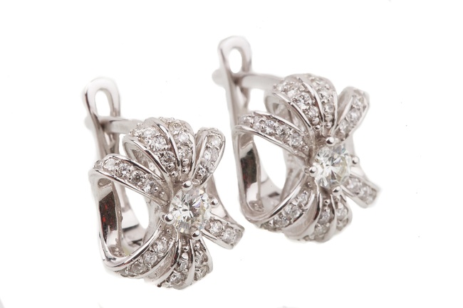 Сережки з білого золота з діамантами квіткою з англійським замком EO08680, Білий