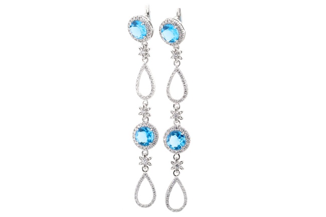Срібні сережки-підвіски з топазом скай нано та фіанітами 12441, Блакитний