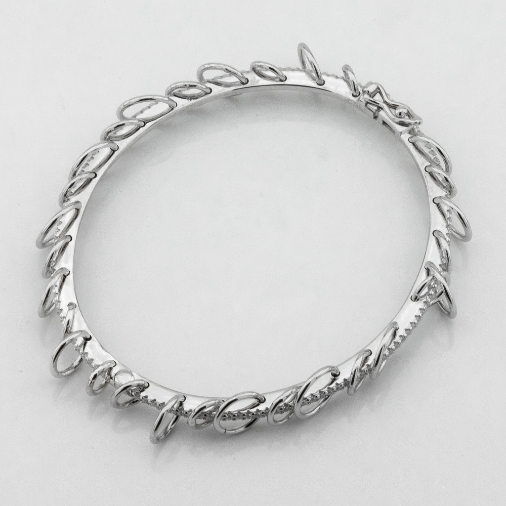 Жесткий серебряный браслет с колечками с фианитами b15870