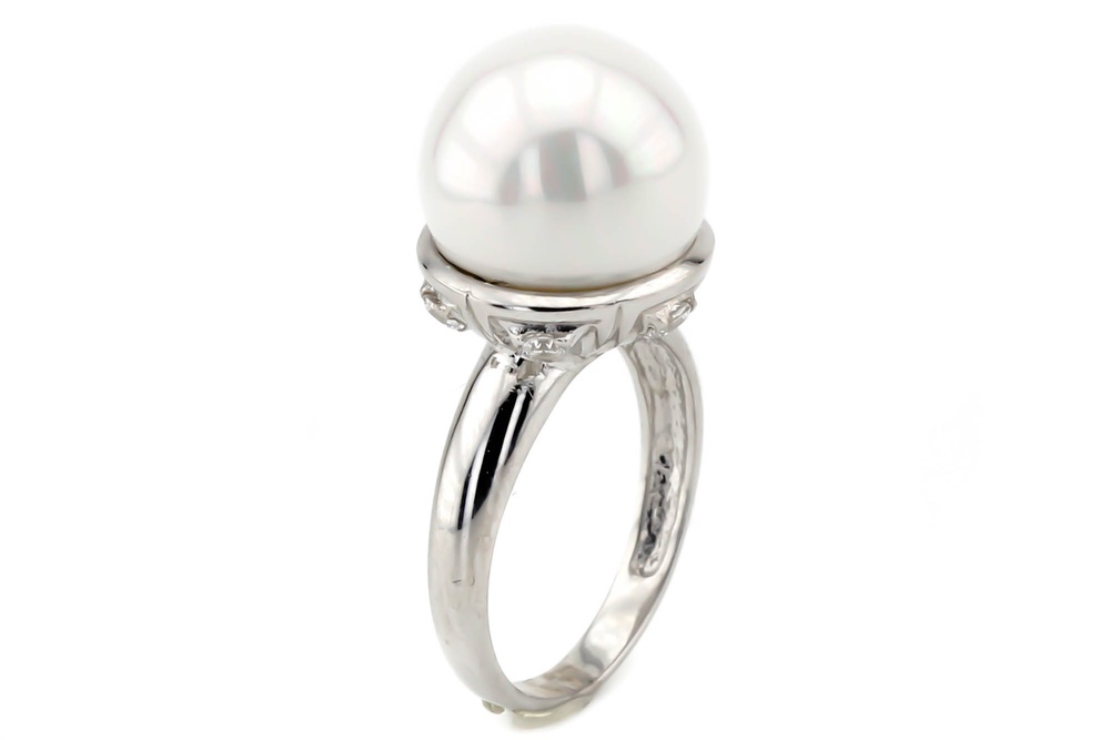 Серебряное классическое кольцо с выступающим жемчугом 11477, 18 размер