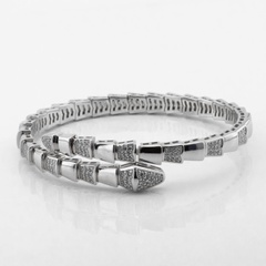 Жесткий серебряный браслет Змея спираль с белыми фианитами b15871