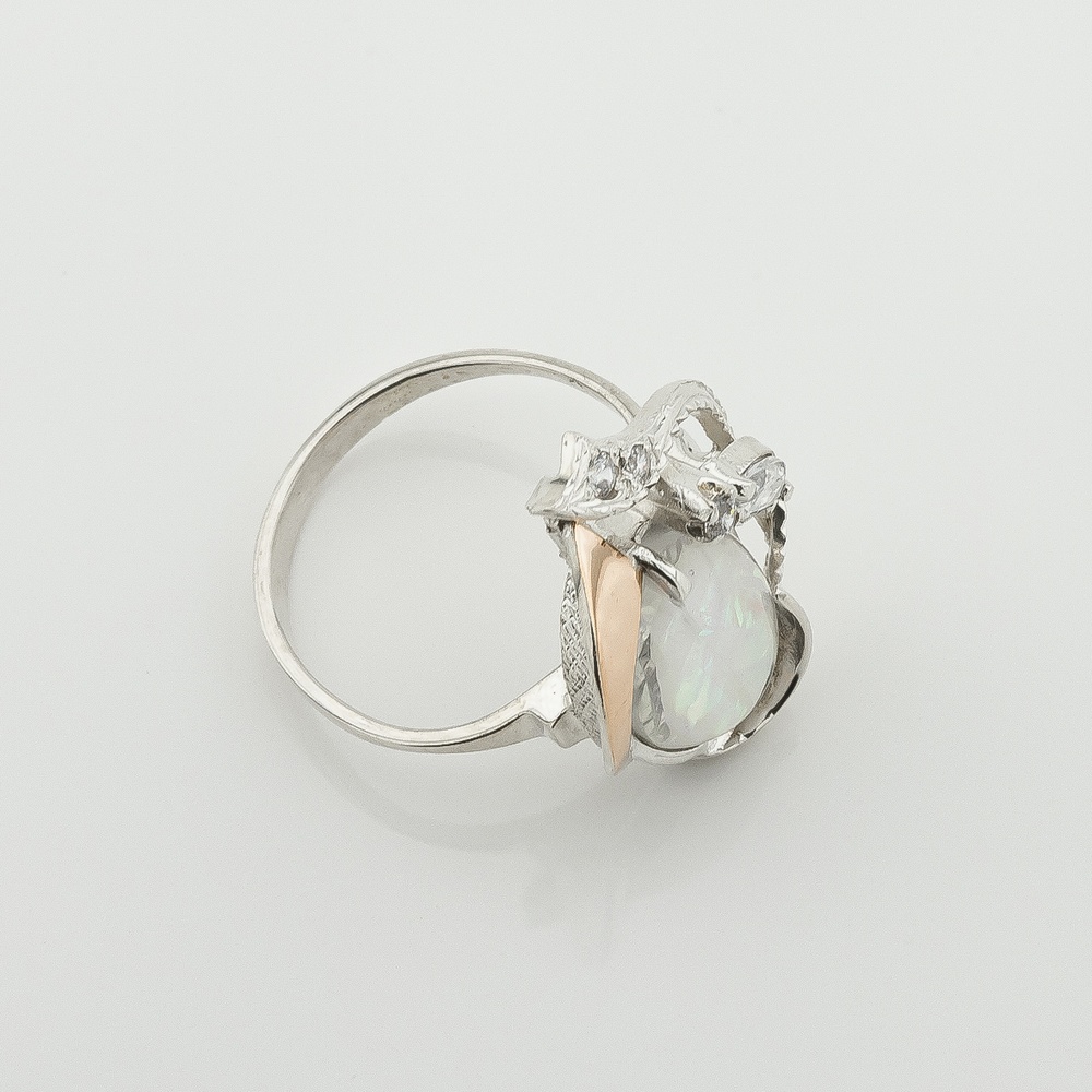 Серебряное кольцо с перламутром и фианитами с золотыми накладками к255п, 17 размер