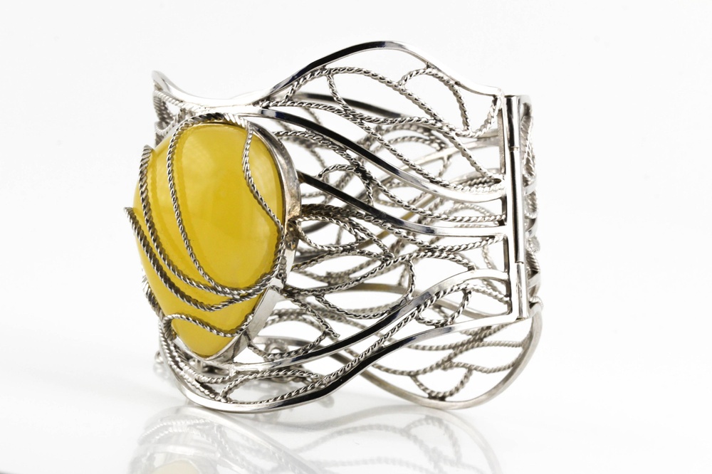 Широкий серебряный браслет жесткий ажурный с желтым янтарем 15633, Желтый