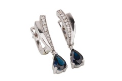 Золоті сережки-висюльки з підвісками сапфірами груша та діамантами EO07936, Синій|Білий
