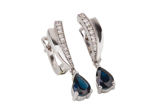 Золоті сережки-висюльки з підвісками сапфірами груша та діамантами EO07936, Синій|Білий