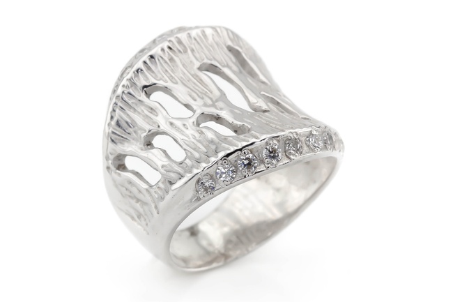 Серебряное кольцо выгнутое широкое Стуктура коры с фианитами СК11097, 17 размер, 17, Белый