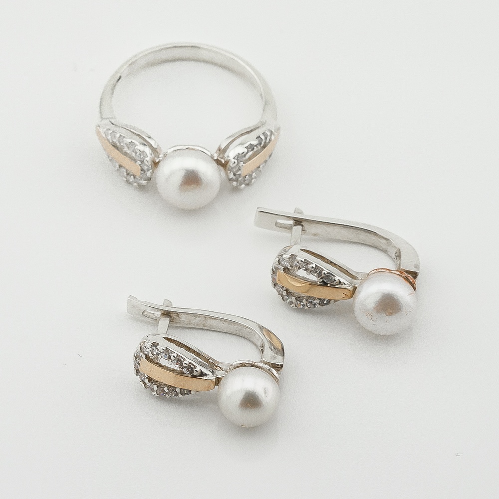 Серебряное кольцо с жемчугом и фианитами с золотыми накладками к899ж, 17,5 размер