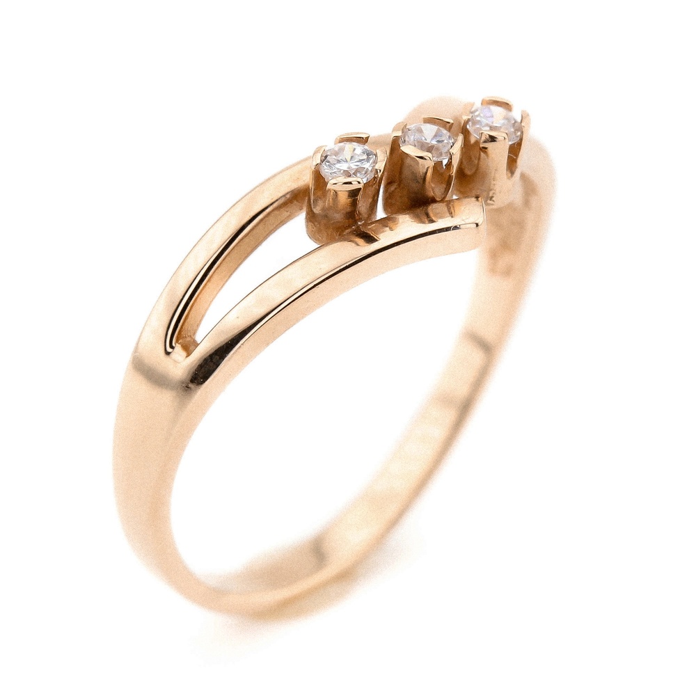 Золотое кольцо с тремя фианитами дорожкой в классическом стиле КК11137, 18 размер