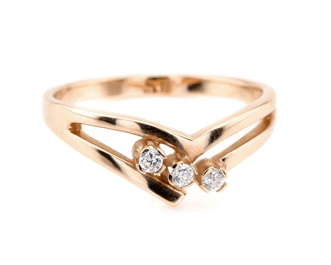 Золотое кольцо с тремя фианитами дорожкой в классическом стиле КК11137, 18 размер