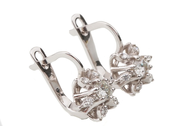 Сережки з білого золота з діамантами квітами з англійським замком EO08597, Білий