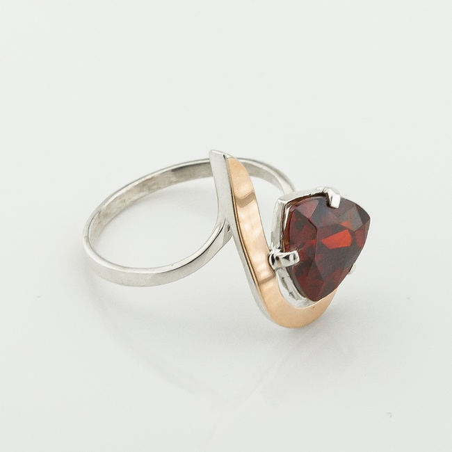 Серебряное кольцо с красным фианитом с золотыми накладками к245кс, 18 размер