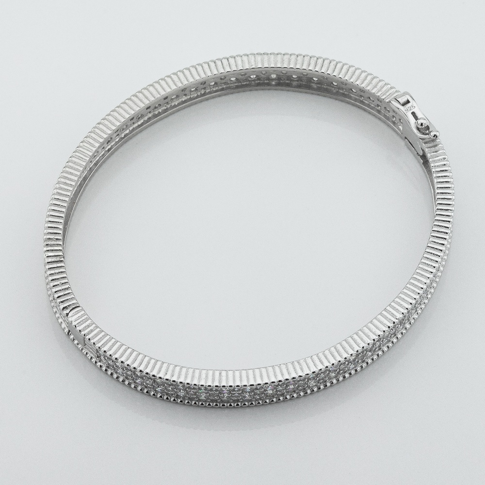 Жесткий серебряный браслет с белыми фианитами россыпью b15887
