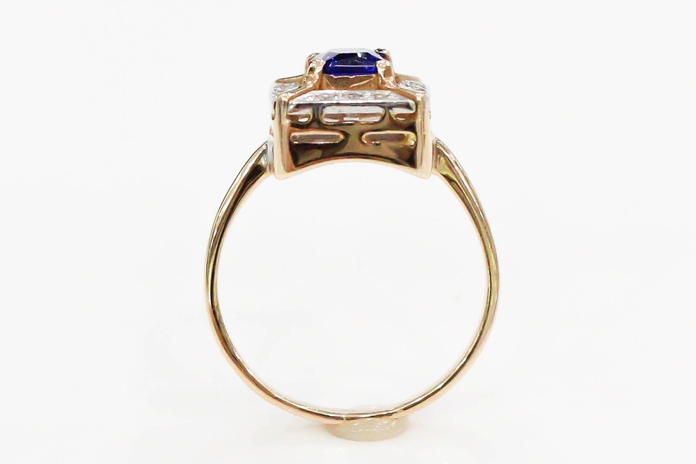Золотое кольцо Прямоугольник с синей шпинелью и фианитами КК11022, 17 размер