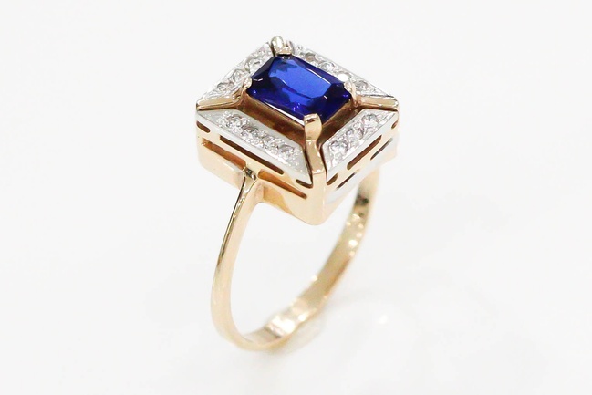 Золотое кольцо Прямоугольник с синей шпинелью и фианитами КК11022, 17 размер