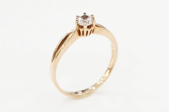 Золотое кольцо с выступающим камнем фианитом классика КК11053, 15,5 размер