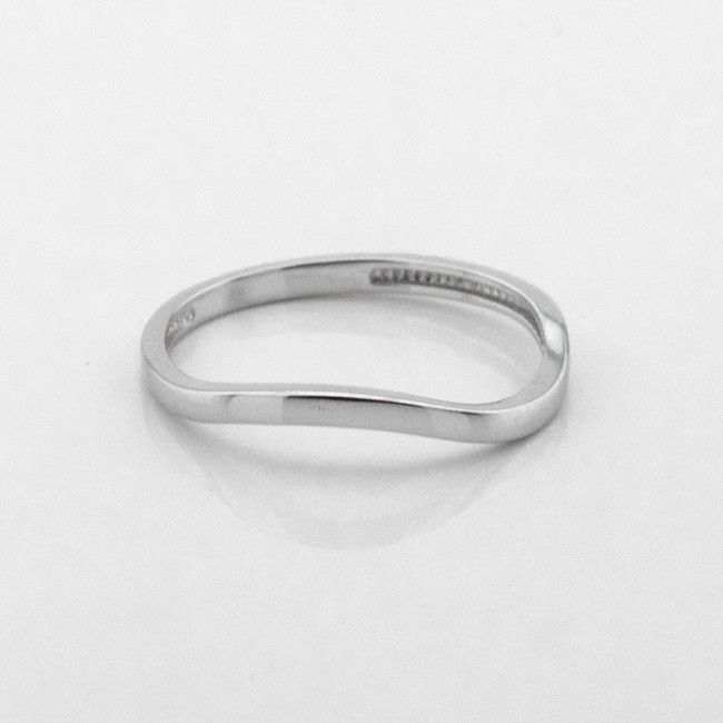 Кольцо тонкое гнутое Волна в белом золоте минимализм, без камней K111662-2, 15,5 размер