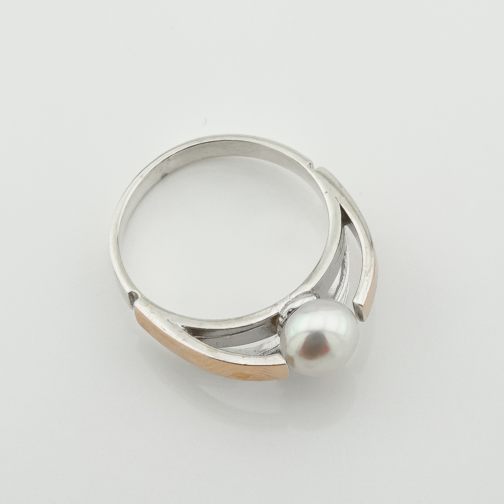 Серебряное кольцо с жемчугом и фианитами с золотыми накладками к379ж, 18 размер