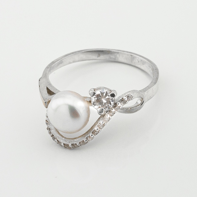 Серебряное кольцо с жемчугом и фианитами с золотыми накладками к750ж, 17,5 размер