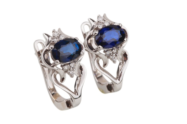 Фігурні сережки з синім сапфіром та діамантами в білому золоті EO08350, Синій|Білий