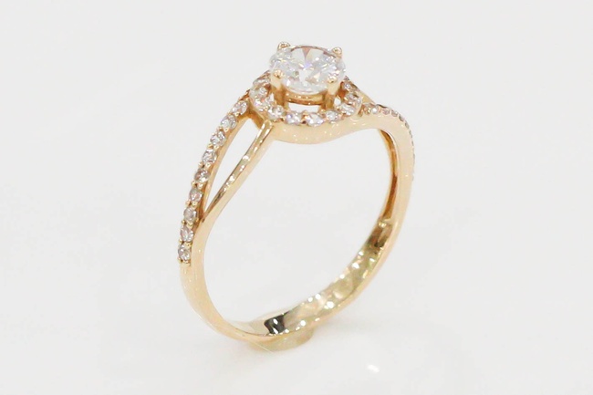 Золотое кольцо с выступающим камнем фианитами классика КК11054, 16,5 размер