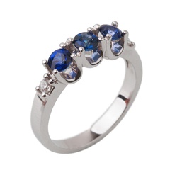 Золотое кольцо белое 585 с тремя синими сапфирами и бриллиантами RO06058, 17,5 размер, 17-5, Синий|Белый