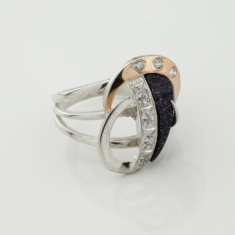 Серебряное кольцо с авантюрином и фианитами с золотыми накладками к2060нк, 16,5 размер