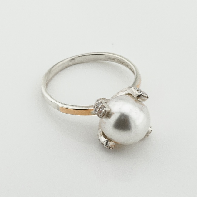 Серебряное кольцо с жемчугом и фианитами с золотыми накладками к744ж, 18 размер