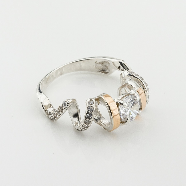 Серебряное кольцо с фианитами с золотыми накладками к627ф, 17 размер