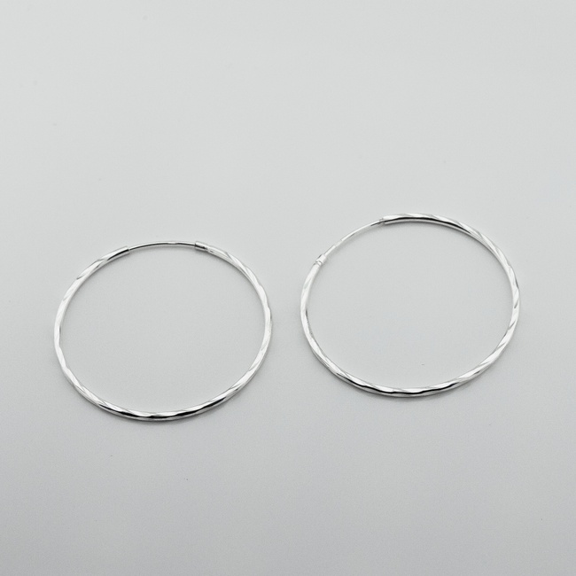 Серебряные серьги-кольца (⌀4 см) с алмазной огранкой c121900-40a2