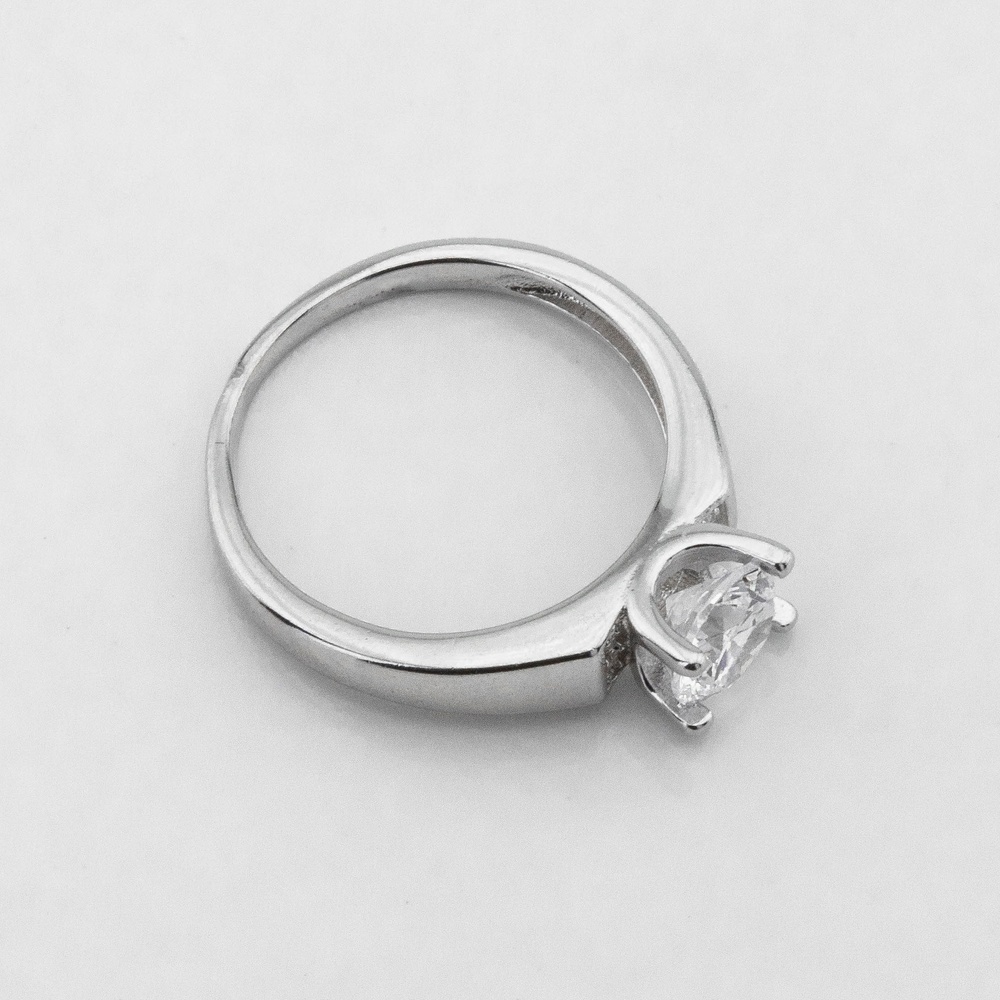 Серебряное кольцо с одним камнем белым фианитом K111682, 17,5 размер