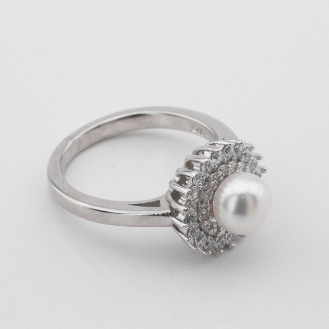 Серебряное кольцо с им. жемчуга и фианитами K11986, 16 размер