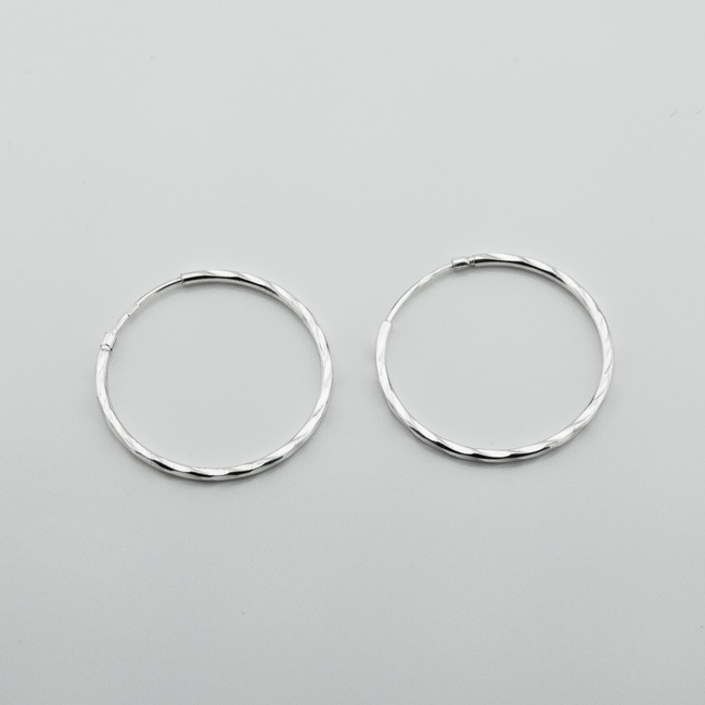 Серебряные серьги-кольца (⌀3 см) с алмазной огранкой c121903-30a2