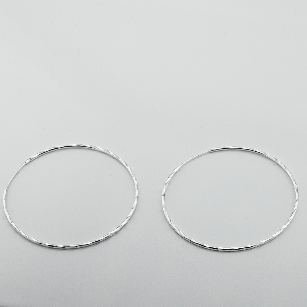 Серебряные серьги-кольца (⌀6 см) с алмазной огранкой c121905-60a2