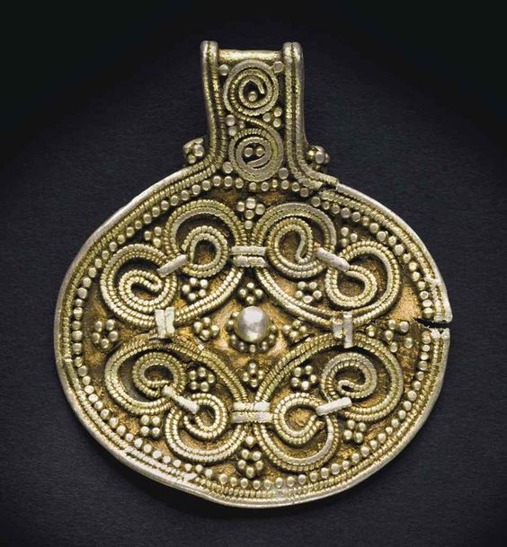 Серебряный медальон с орнаментом