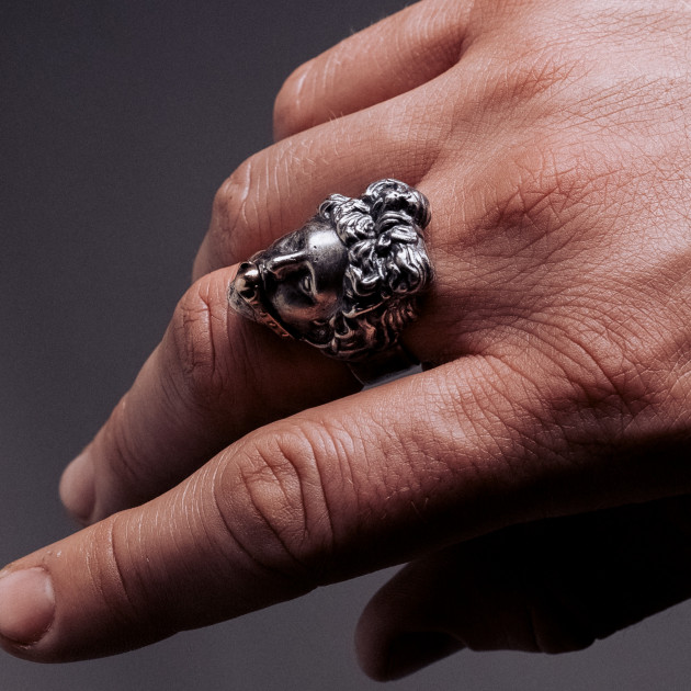 картинка кольцо из черненого серебра на пальце