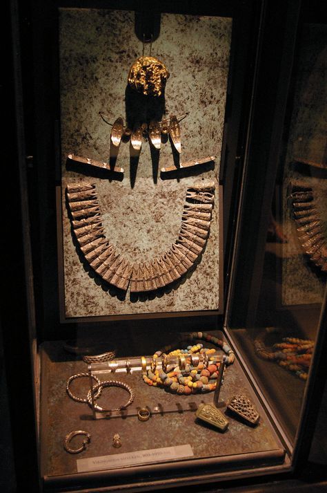 Набор древних украшений из драгоценных металов